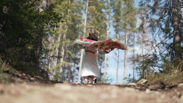 Hermosa Mujer Ucraniana Bailando Con Pañuelo Bosque Abeto Naturaleza Montañas — Vídeo de stock