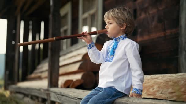 小男孩在木管乐器长笛上弹奏 乌克兰女高音 民谣音乐概念 音乐乐器 穿着传统绣花衬衫的孩子 维希万卡 高质量的4K镜头 — 图库视频影像