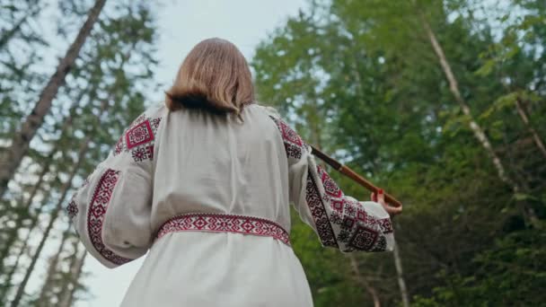 Ahşap Flüt Çalan Genç Bir Kadın Ukrayna Pembe Dizisi Orman — Stok video
