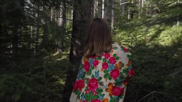 Achteraanzicht Van Oekraïense Vrouw Met Traditionele Bloemen Zakdoek Wandelen Dennenbos — Stockvideo