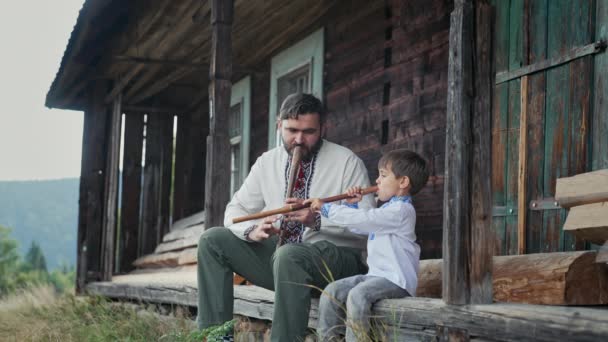 Mały Chłopiec Tatą Bawiący Się Drewnianych Fletach Ukraińskiej Sopilce Rodzinny — Wideo stockowe