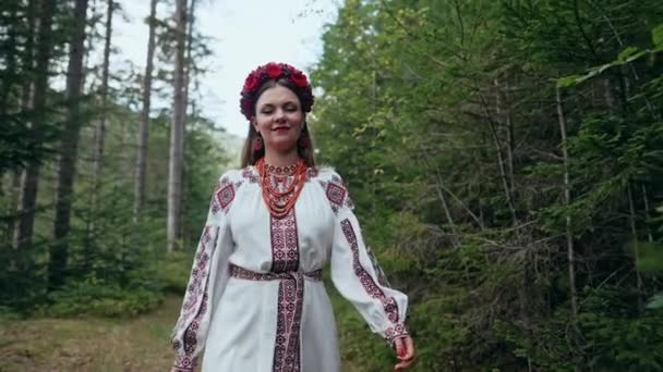 Mujer Ucraniana Caminando Bosque Abeto Cárpatos Montañas Naturaleza Chica Vestido — Vídeo de stock