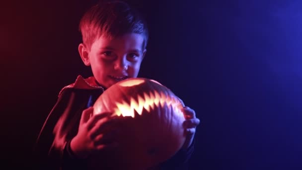Küçük Vampir Çocuk Portresi Parlayan Balkabağı Yüzlü Mum Işığı Dumanlı — Stok video