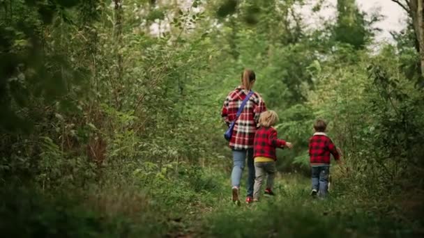Junge Familie Mutter Und Zwei Brüder Zwillinge Jungen Läuft Mit — Stockvideo