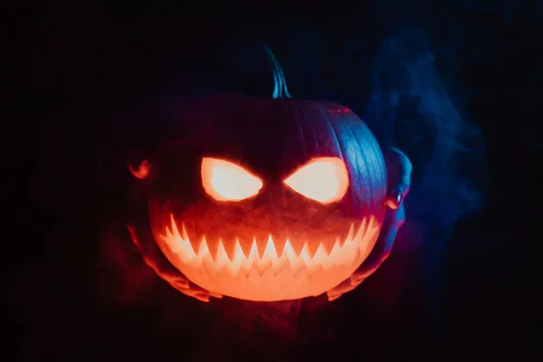 Dýňová Hlava Jack Lucerny Rukou Černém Kouři Pozadí Symbol Halloweenu — Stock fotografie