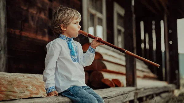 Mały Chłopiec Bawiący Się Drewnianym Flecie Ukraińskiej Sopilce Koncepcja Muzyki — Zdjęcie stockowe