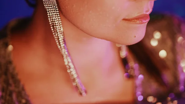 Gorgeous Woman Long Crystal Earrings Posing Pool Night Brilliant Jewelry — ストック写真