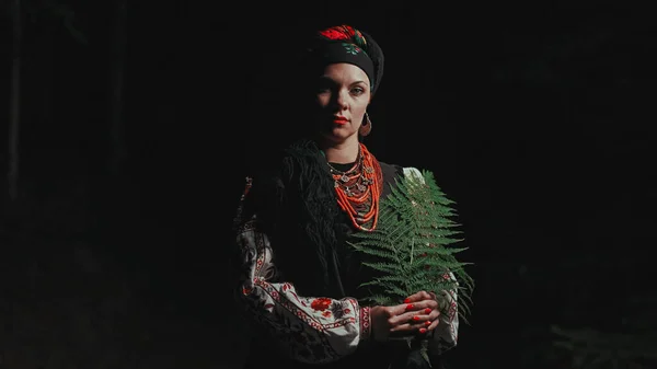 Femme Authentique Mouchoir Ukrainien Traditionnel Collier Costume Avec Fougère Dans — Photo