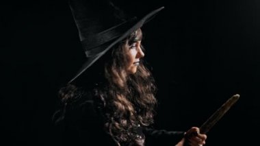 Gece süpürgeyle uçan uzun saçlı güzel bir cadı. Cadılar Bayramı maskeli balosu kostümü, parti dekorasyonu. Sihir, klasik cadı. Yüksek kalite 4k görüntü