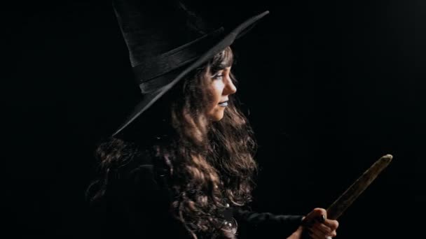 Gece Süpürgeyle Uçan Uzun Saçlı Güzel Bir Cadı Cadılar Bayramı — Stok video