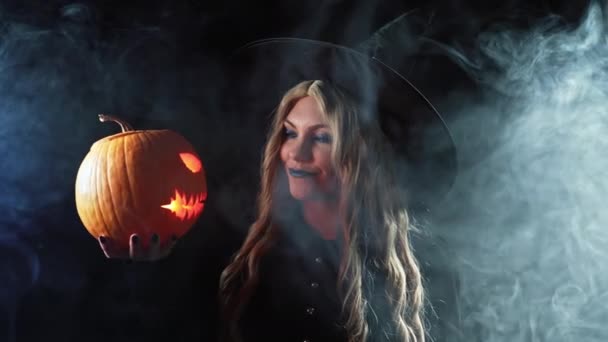 Penyihir Hitam Misterius Dengan Labu Mengepul Sebagai Kepala Jack Lantern — Stok Video
