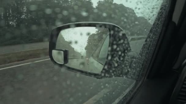 Боковое Зеркало Автомобиля Капельками Дождя Вождение Автомобиля Дождливую Погоду Оживленная — стоковое видео