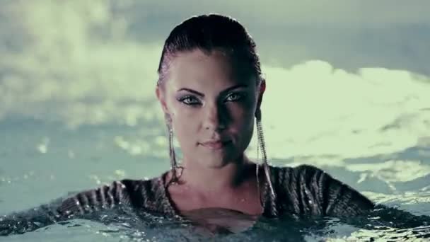 Havuz Suyunda Poz Veren Güzel Bir Kadın Parti Parlak Elbiseli — Stok video