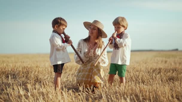 Jungen Spielen Auf Hölzernen Flöten Sopilka Ukrainische Mutter Mit Kindern — Stockvideo