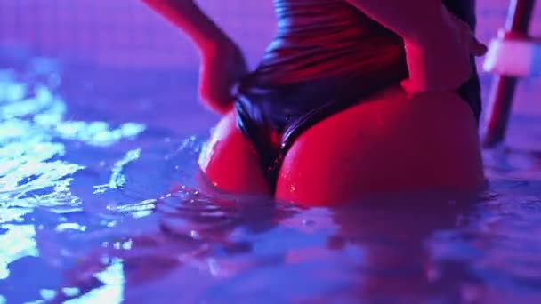 Sexig Kvinna String Baddräkt Flyttar Skinkorna Vattnet Poolen Neon Färgstarkt — Stockvideo