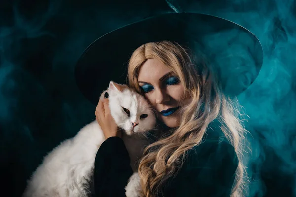 Siyah Arka Planda Beyaz Tüylü Sihirli Kedisi Olan Sevimli Cadı — Stok fotoğraf