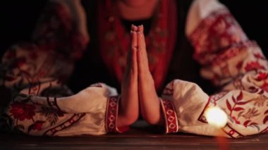 Eski kitapları okuyan Ukraynalı bir kadın. Kutsal İncil ve dua. Ukrayna 'nın geleneksel otantik kostümlü kadını. Christian kutsal kitap okuyor. Öğrenme, minnettarlık, din kavramı. Yüksek kalite 4k görüntü.