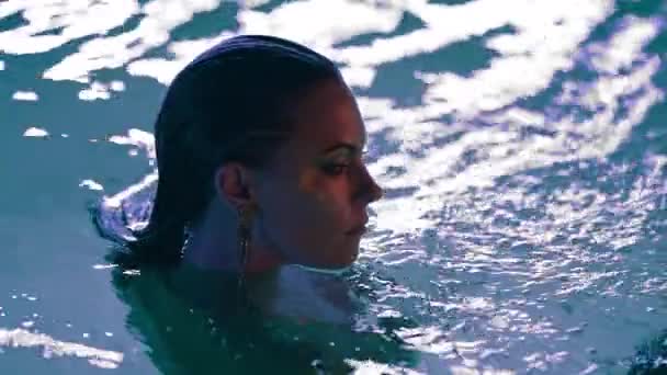 Dolunay Işığında Havuz Suyunda Poz Veren Güzel Bir Kadın Parti — Stok video