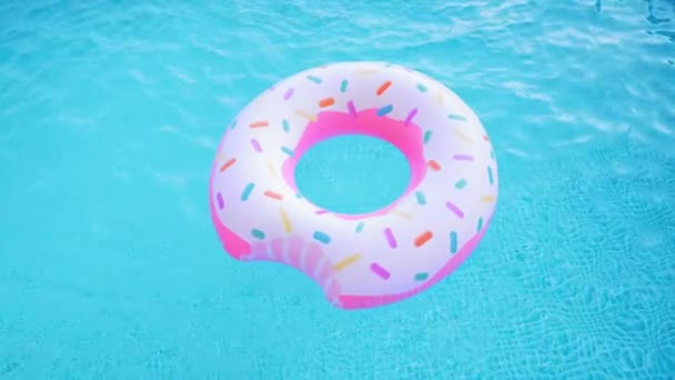 Rózsaszín Felfújható Fánk Gyűrű Úszó Tiszta Kék Medence Első Látásra — Stock videók