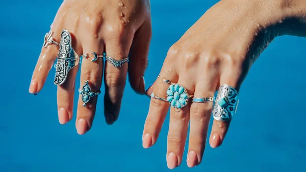 Belle Femme Gitane Démontre Bijoux Boho Bagues Avec Des Pierres — Photo