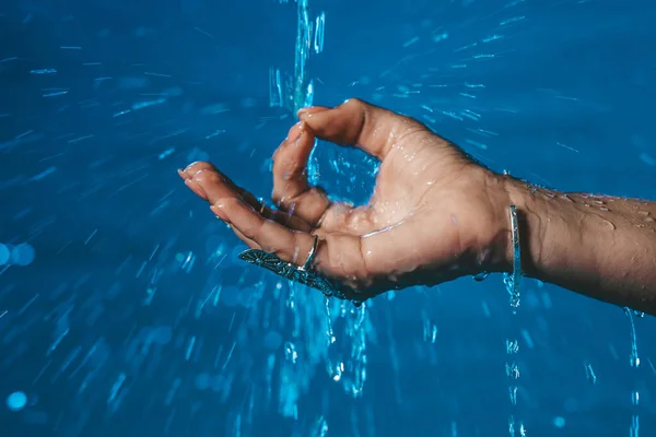 Mano Donna Mudra Sotto Pioggia Cascata Meditando Estate Ragazza Calma — Foto Stock