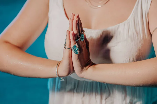 Aki Namaste Tartja Tiszta Vízben Tenyér Cigány Boho Gyűrűkkel Meditáció — Stock Fotó