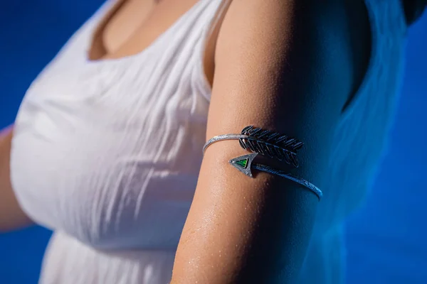 Femme Avec Bracelet Avant Bras Eau Bleue Piscine Nuit Beaux — Photo