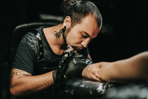 Портрет Мастера Татуировки Человека Дредами Показывающими Процесс Создания Татуировки Женском — стоковое фото