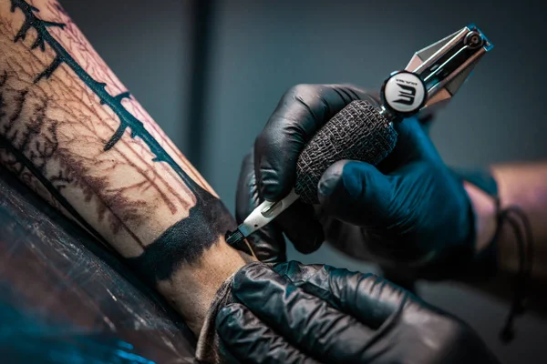 Татуировщик Делает Татуировку Студии Крупным Планом Человек Работающий Машиной Процесс — стоковое фото
