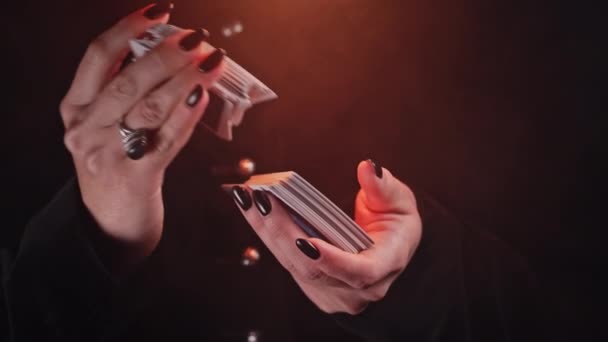 女性の魔女混合タロットデッキ 将来を予測するための協議の準備 占い師中占いのカード そうだ 高品質4K映像 — ストック動画