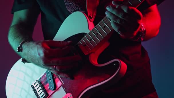 Músico Toca Música Durante Concierto Bajo Luz Colores Neón Guitarrista — Vídeos de Stock