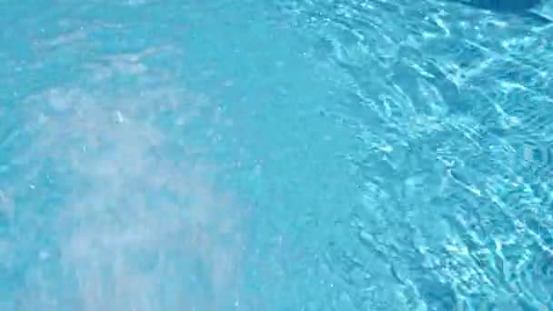 Schoon Blauw Water Oppervlak Textuur Zwembad Zijaanzicht Zomervakantie Aqua Ontspannende — Stockvideo