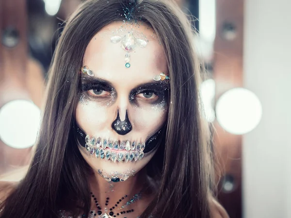 Mulher Sexy Assustador Glamour Crânio Com Criativo Halloween Guerra Pintura — Fotografia de Stock