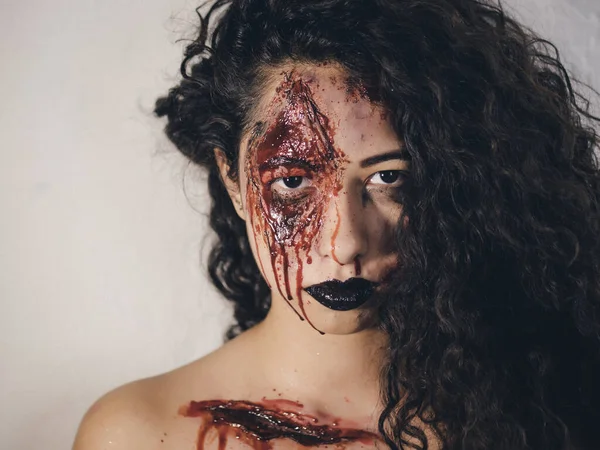 Retrato Aterrador Una Joven Zombi Con Maquillaje Sangre Halloween Hermosa — Foto de Stock