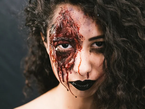 Retrato Assustador Jovem Zumbi Com Maquiagem Sangue Halloween Menina Batida — Fotografia de Stock