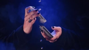 Kadın cadı tarot güvertesini karıştırıyor, geleceği tahmin etmek için danışmaya hazırlanıyor. Falcı, medyum, kehanet kartları. - Evet. Yüksek kalite 4k görüntü