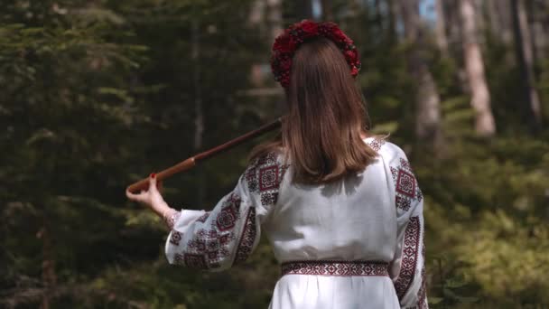 木管楽器の笛で演奏する女性 ウクライナ語Telenkaまたは森林の背景にTylynka 民俗音楽の概念 伝統的な刺繍シャツのミュージシャン Vyshyvanka 品質4K — ストック動画