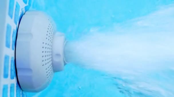 水下排气喷嘴过滤系统的运行 游泳池过滤后的透明水运动 高质量的4K镜头 — 图库视频影像