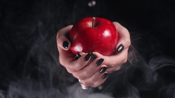 赤いリンゴの魔女としての女性 毒性提案の象徴 ルアー おとぎ話 白い雪 ウィザードの概念 ハロウィンお祝いコスプレ 煙霧の背景 高品質4K映像 — ストック動画