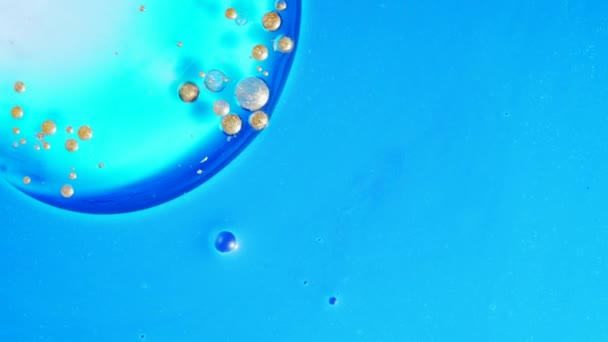 Olaj Kék Festék Keveréke Gyönyörű Textúrát Képez Arany Gyöngy Buborékok — Stock videók