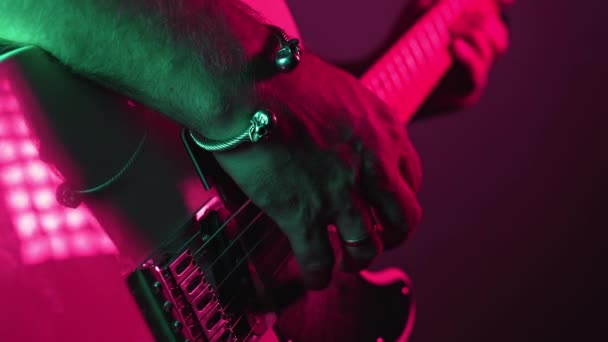 Musicien Joue Musique Pendant Concert Sous Lumière Colorée Néon Guitariste — Video
