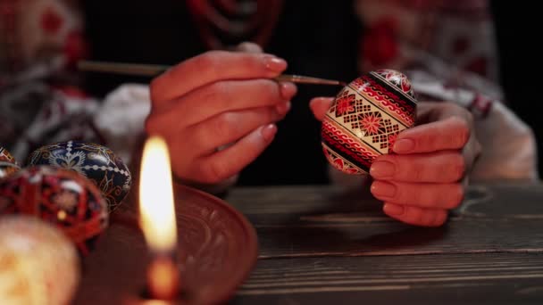 Femme Ukrainienne Peignant Des Ornements Traditionnels Sur Oeuf Pâques Pysanka — Video