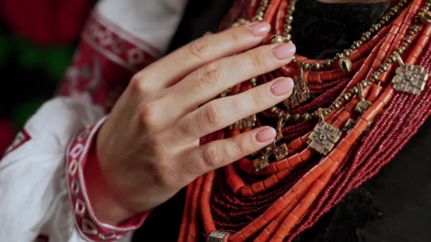 Collares Joyería Tradicionales Traje Nacional Ucrania Mujer Ucraniana Cuentas Coral — Vídeos de Stock