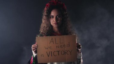 Kartonlu Ukraynalı kadın. Tek ihtiyacımız olan zafer. Ukrayna savaşı kazanacak. Protesto, demokrasi, özgürlük, gösteri, Rus toplama konsepti. Yüksek kalite 4k görüntü