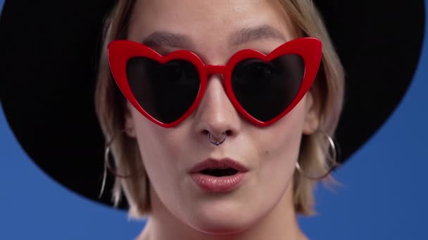 Mulher Incrível Chocado Dizendo Wow Adolescente Engraçado Bonito Com Óculos — Vídeo de Stock