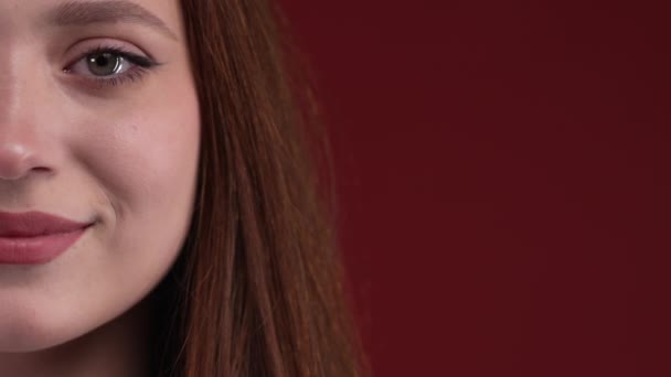 Genç Güzel Bir Kadının Yarı Yüzü Doğal Güzellik Uzay Görüntülerinin — Stok video