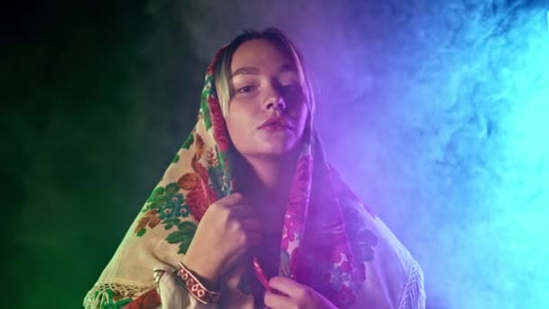 Geleneksel Ukrayna Mendili Kolye Işlemeli Bluz Giymiş Modern Genç Kadın — Stok video
