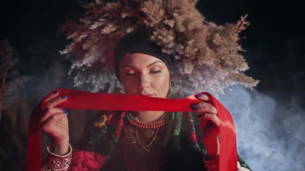 Ουκρανή Γυναίκα Δένει Κόκκινη Κορδέλα Γύρω Από Μάτια Όπως Στην — Αρχείο Βίντεο