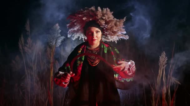 Ukraynalı Cadı Geleneksel Kostümlü Kadın Geceleri Kamışlı Orak Ulusal Giysili — Stok video