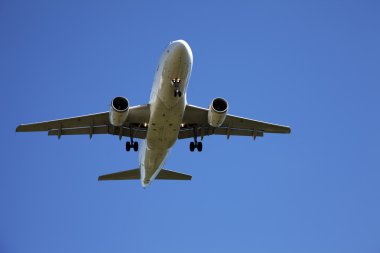 Mavi gökyüzünde bir uçak